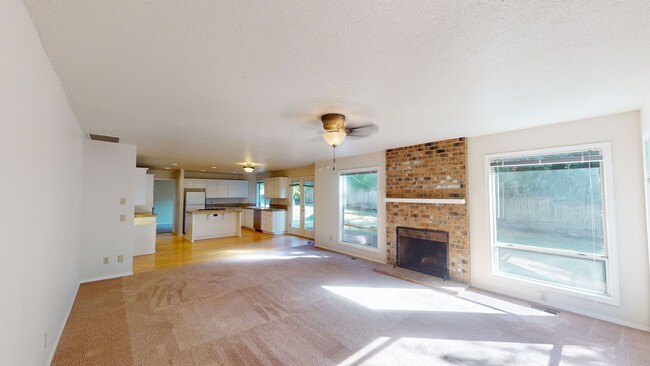 Building Photo - Prime Mountain Park Location! Minutes to D...