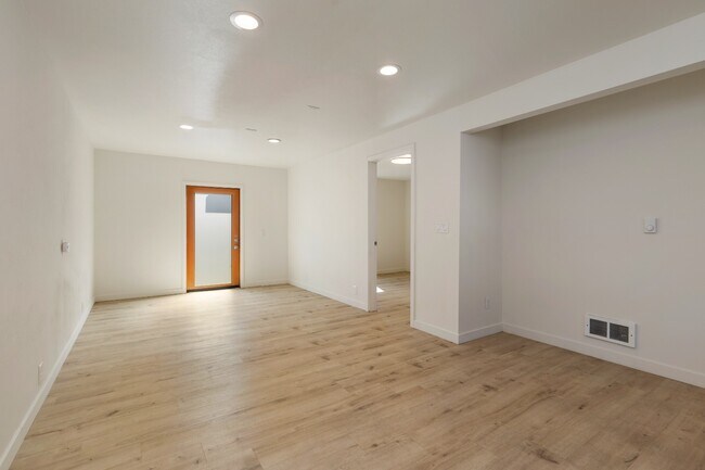 Building Photo - Newly Renovated 1 Bedroom in Quiet Pinehur...