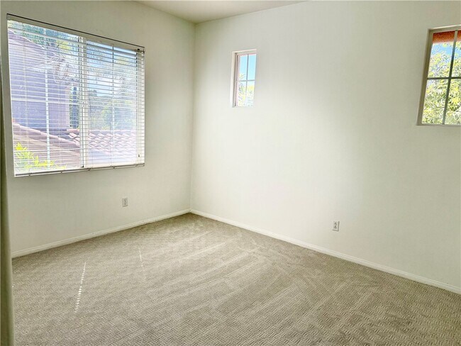 Building Photo - 9 Flintridge Ave