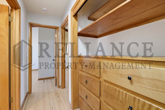 Building Photo - 2541 W Benjamin Dr