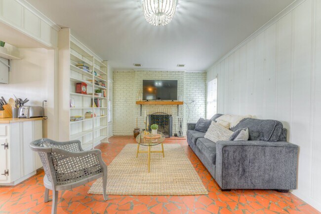 Building Photo - Colonial Acres East Memphis cutie! 3 bedrooms and tons of updates! Appliances included.