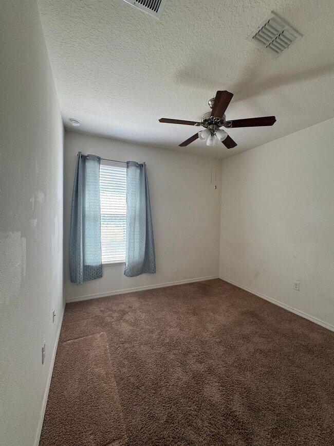 Building Photo - SPACIOUS 4BR/2BA IN THE SAINT CLOUD AREA