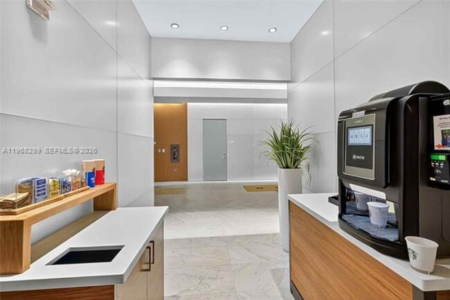 Building Photo - 88 SW 7th St