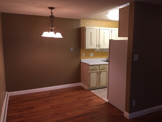 Building Photo - 501 Golden Cir