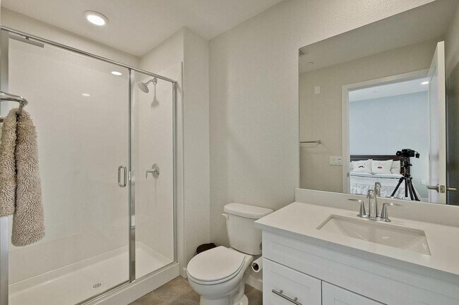 Building Photo - Spacious 4 bedrooms 4.5 bath town home for...