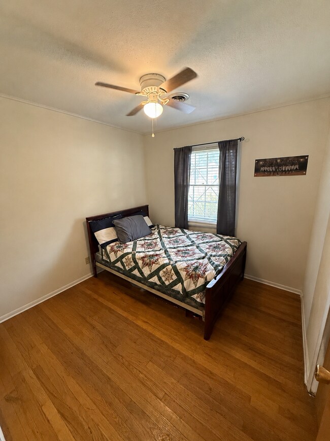 Building Photo - 503 Pell Ave