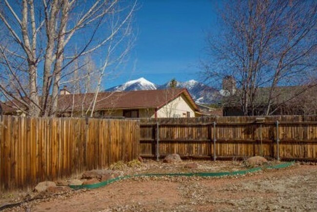 Building Photo - 4 Bed, 2 Bath in CHESHIRE!! Amazing Peak V...
