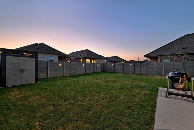 Building Photo - 3/BR 2/BA Home with Modern Touches and Coz...