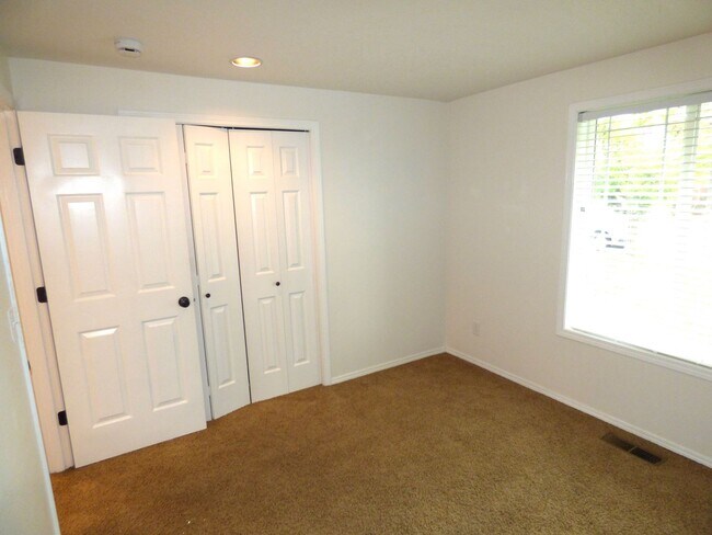 Building Photo - 3 Bed 2 bath home in North Salem!