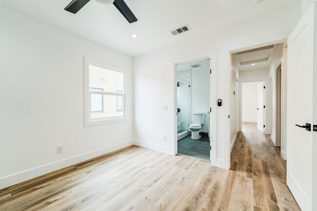 Building Photo - 7020 Schroll St