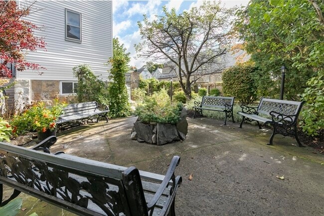 Building Photo - 15 S Fairview St