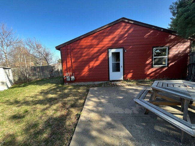 Building Photo - Adorable Duplex Close on West Side of Fort...