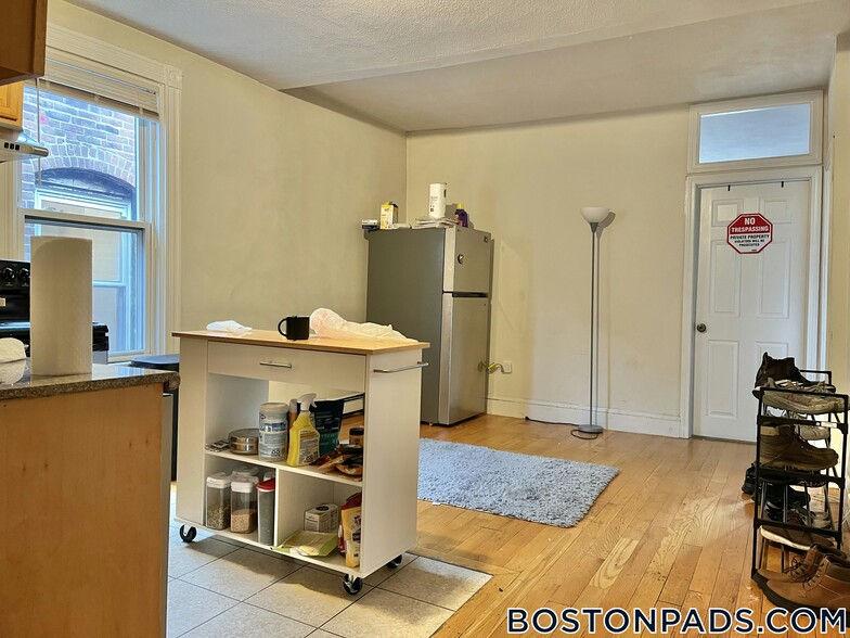 Building Photo - 3 Warwick St