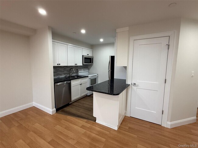 Building Photo - 185 W Park Ave