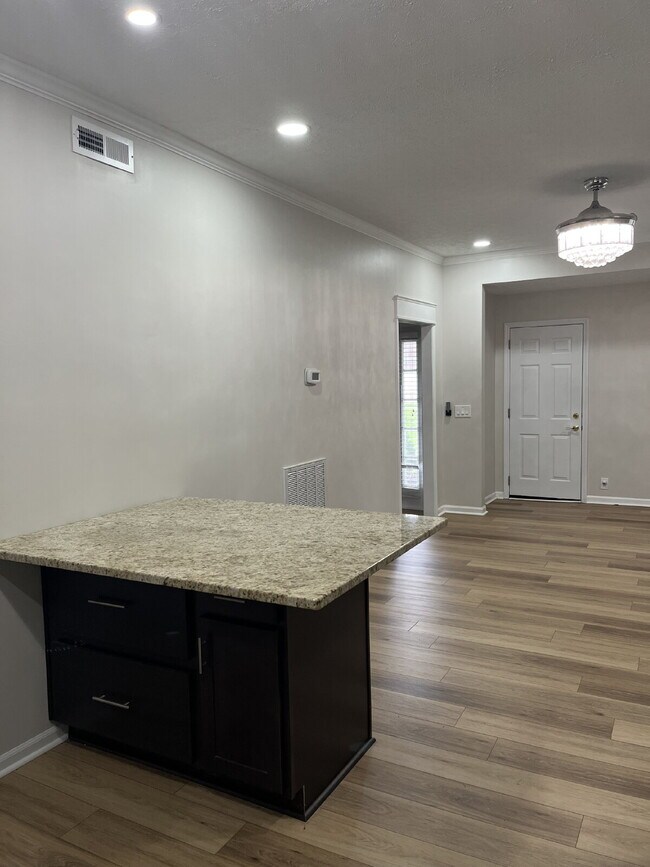 Building Photo - "Charming Franklin Retreat: 3-Bedroom Have...