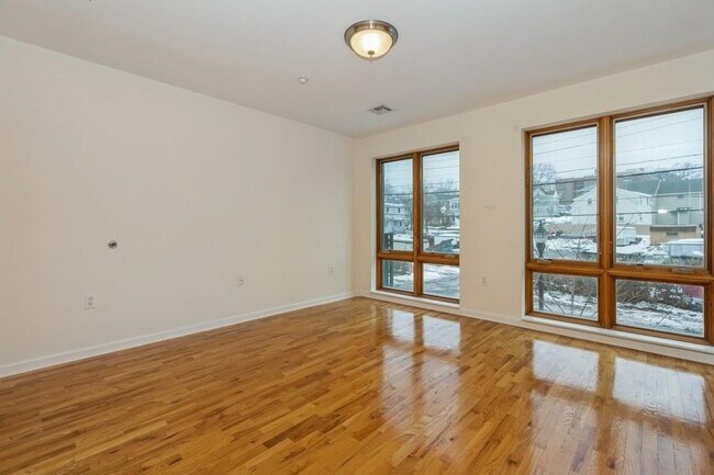 Building Photo - 17 Meadow Rd