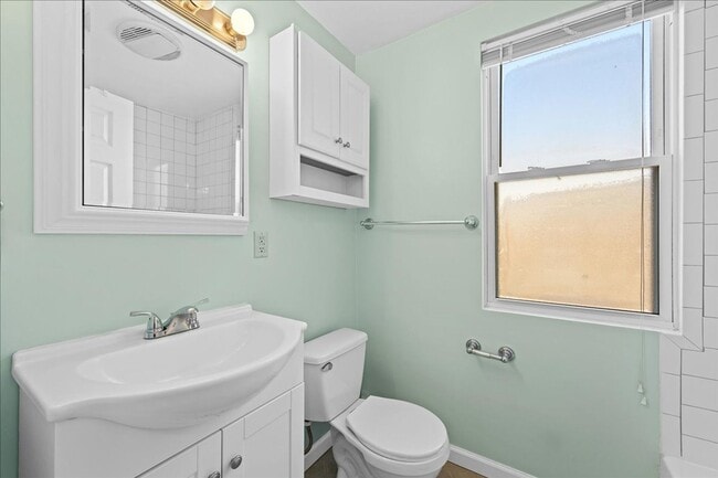 Building Photo - **Charming 2-Bedroom House with Modern Amenities in Beechview**