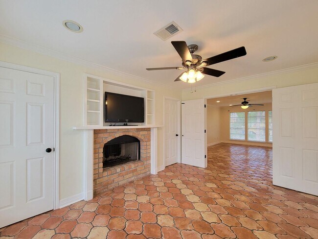 Building Photo - BEAUTIFUL LARGE 4 BEDROOM 2.5 BATH HOME