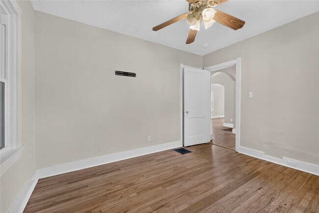 Building Photo - 423 Heman Dr