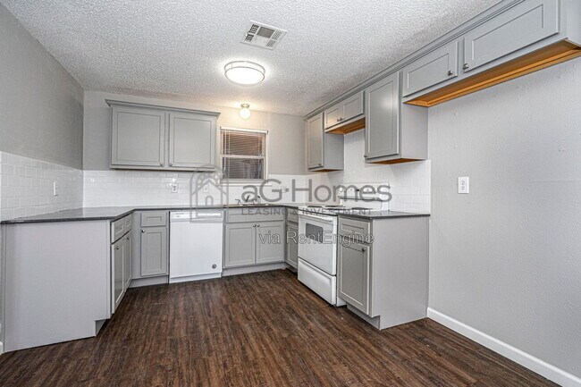 Building Photo - 4721 SE 50th St