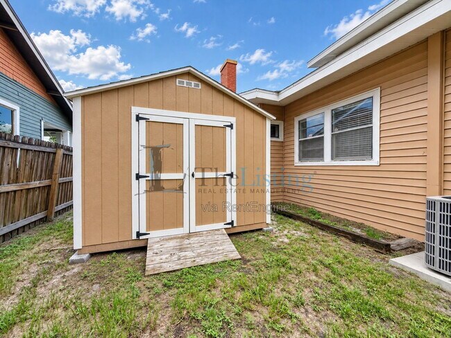 Building Photo - 916 E 25th Ave