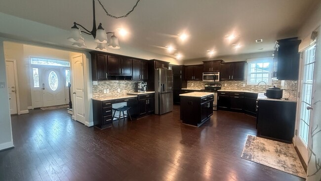 Building Photo - Amazing home with custom touches and unground pool