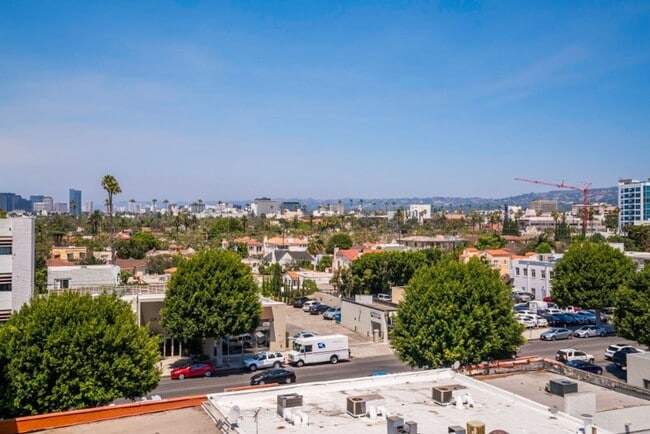 Building Photo - Stunning Multi-Level Penthouse 2 bed - 2.5 bath in Fabulous Beverly Hills Location