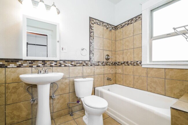 Building Photo - 1319 S 6th Ave