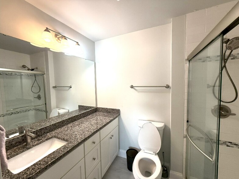 Building Photo - 812 Moen Pl