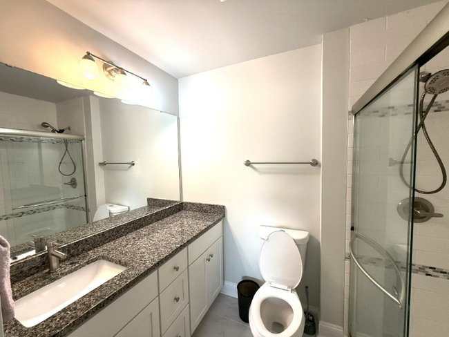 Building Photo - 812 Moen Pl