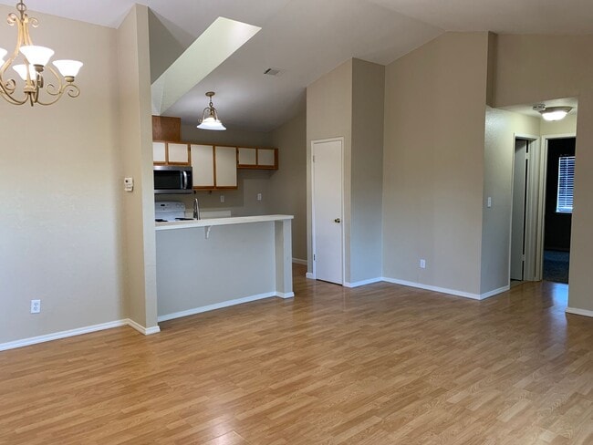 Building Photo - Ready for Move In! Townhome in Brentwood G...