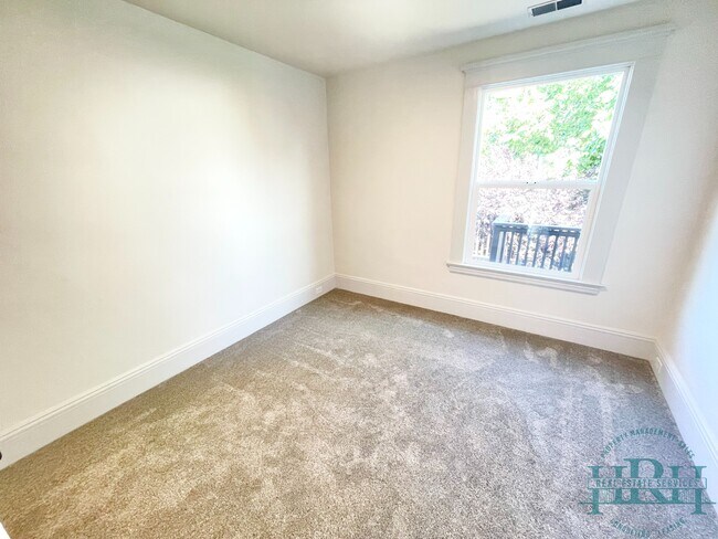 Building Photo - 330 23rd Ave