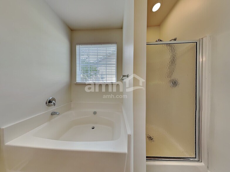 Building Photo - 9 Greenbranch Way