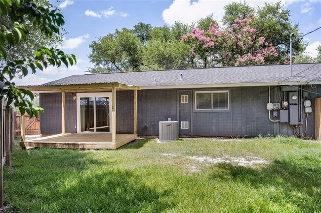 Building Photo - 8803 Westover Club Dr