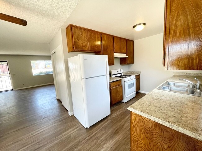 Building Photo - 3 Bedroom 2 Bath with Garage!