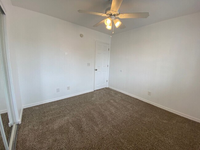 Building Photo - Great 3 Bedroom Home in Golden Valley on Pavement!