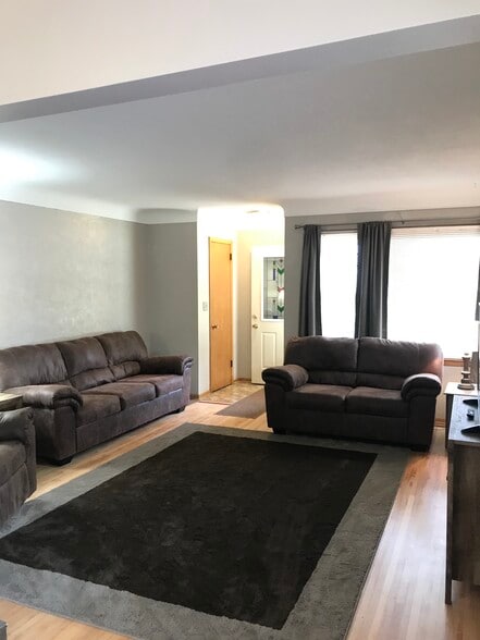 hardwood floor living room - 1590 Case Ave E
