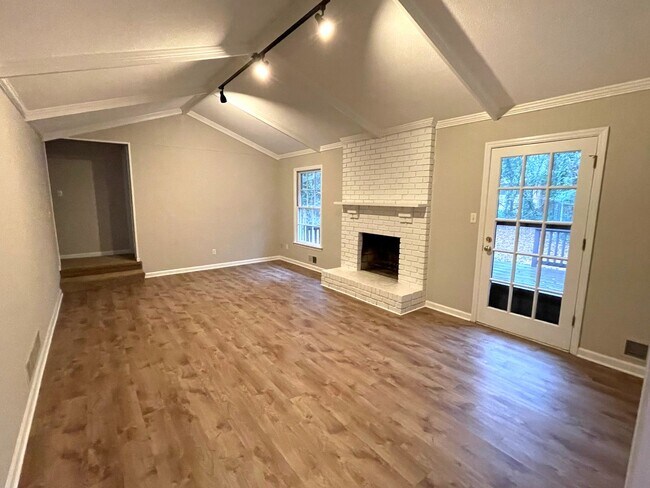 Building Photo - 3br Home East Athens For Rent