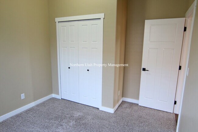 Building Photo - Beautiful Layton Home