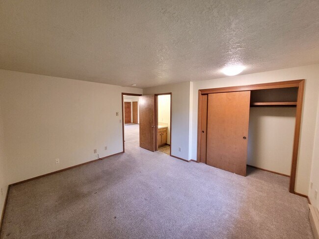 Building Photo - 5085 Kaufman Loop SE