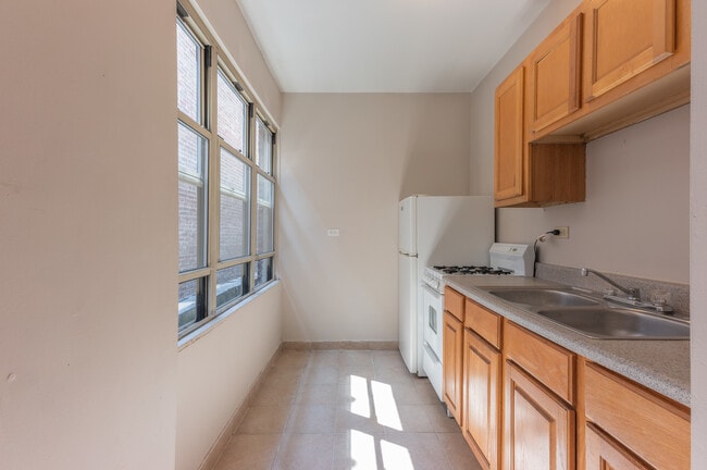 Building Photo - 5511 N Kenmore Ave