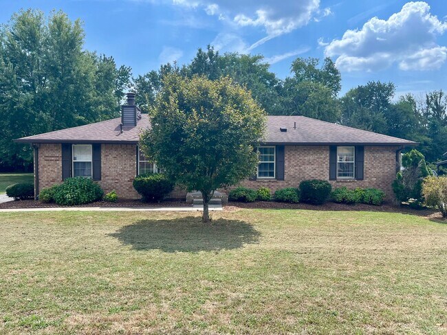 Building Photo - 136 Creekwood Ln