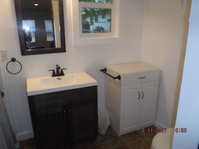 Building Photo - Great studio in Phoenix OR