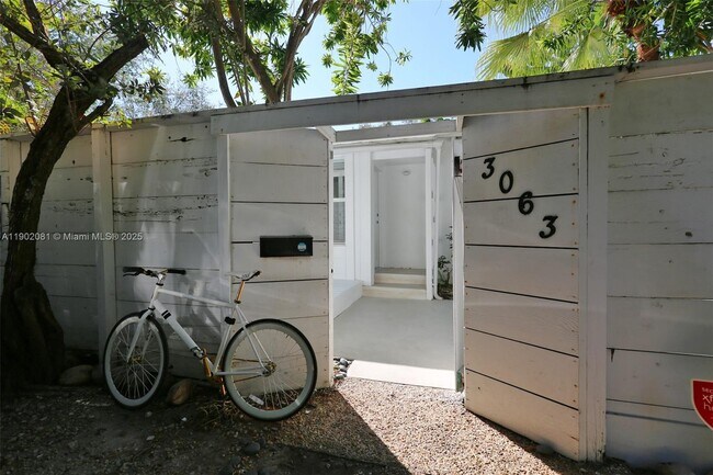 Building Photo - 3061 Oak Ave