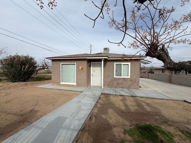 Building Photo - NEW LISTING!! 3 Bedroom 1.5 Bathroom House with Huge Yard, Central Heat & Air!