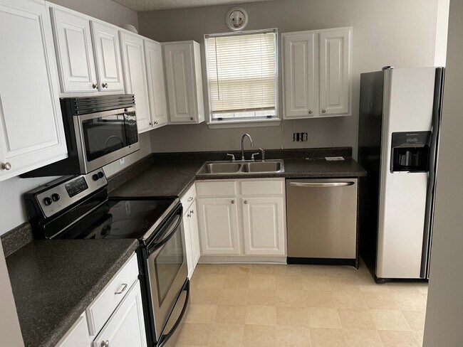 Building Photo - Close to Lexington Medical Center, University of South Carolina, I-26 and I-20