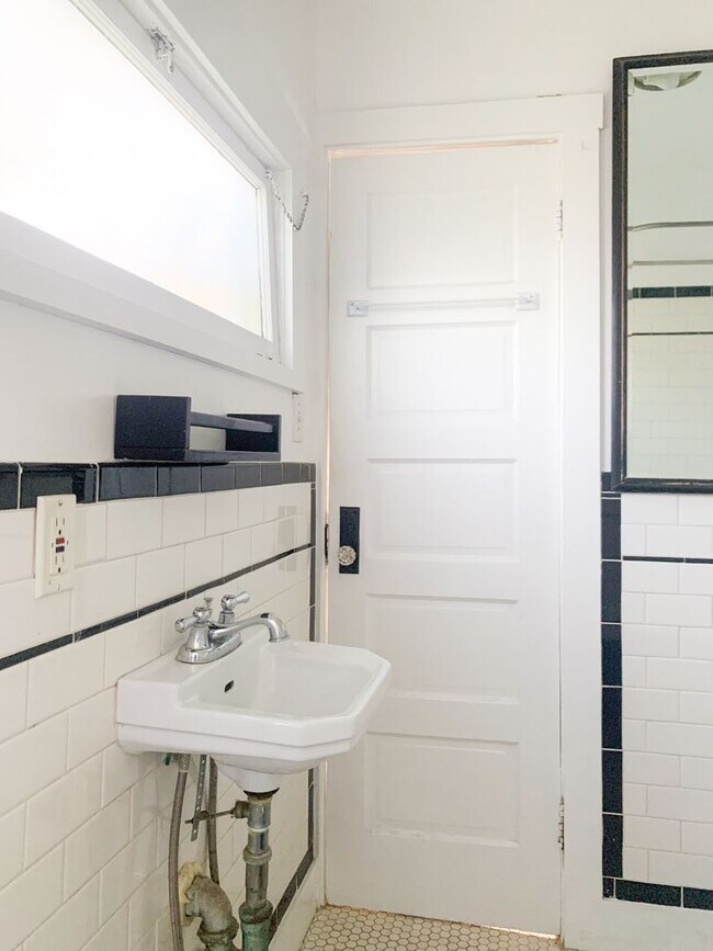 Building Photo - 5670 York Blvd