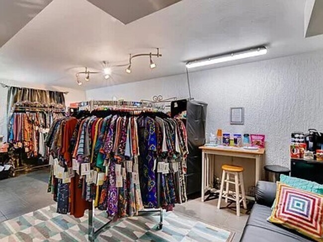 Building Photo - Spacious Home on a Large Lot in Villa Loma...