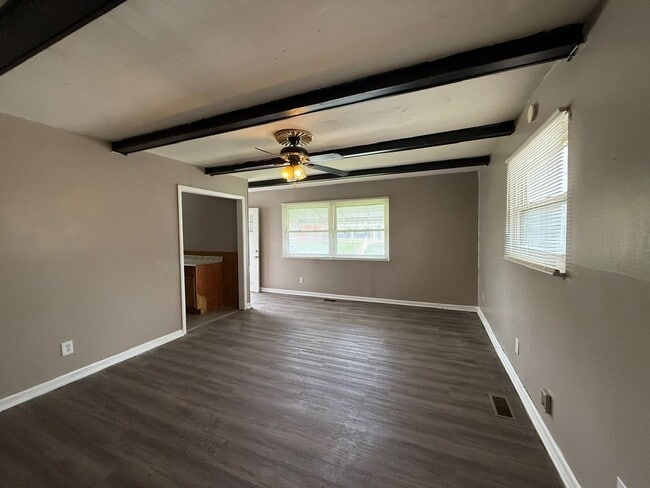 Building Photo - LARGE 4BR ONE LEVEL HOME WITH A GREAT FLOORPLAN.  TONS OF SPACE!