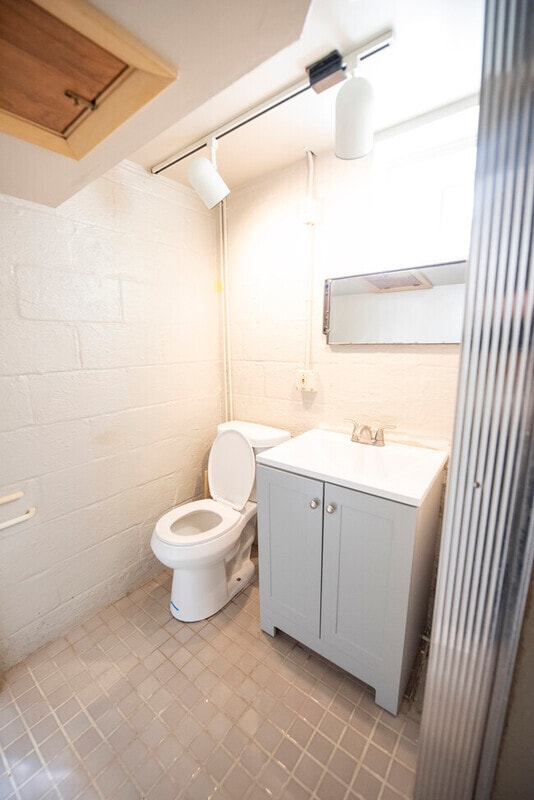 Building Photo - 5976 Hodgman Dr